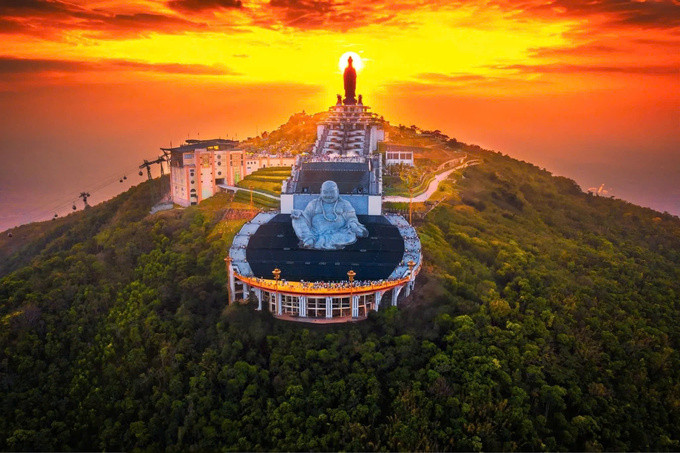 Núi Bà Đen được ví như là “Đệ nhất thiên sơn” với khung cảnh tuyệt đẹp và chiều cao ấn tượng. Ảnh: Sưu tầm