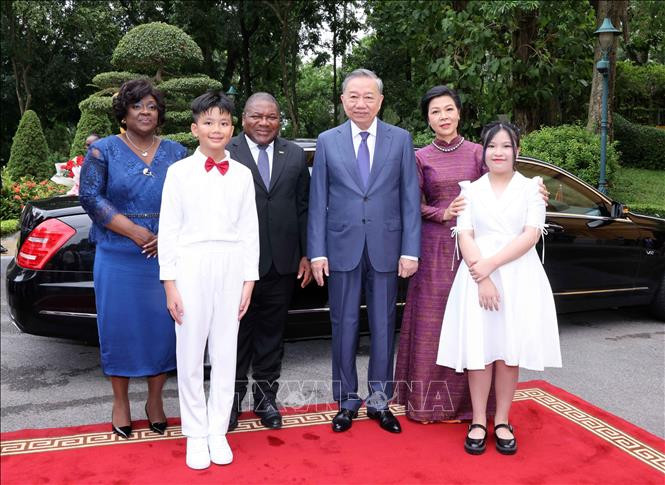 Tổng Bí thư, Chủ tịch nước Tô Lâm chủ trì Lễ đón chính thức Tổng thống Mozambique- Ảnh 1.