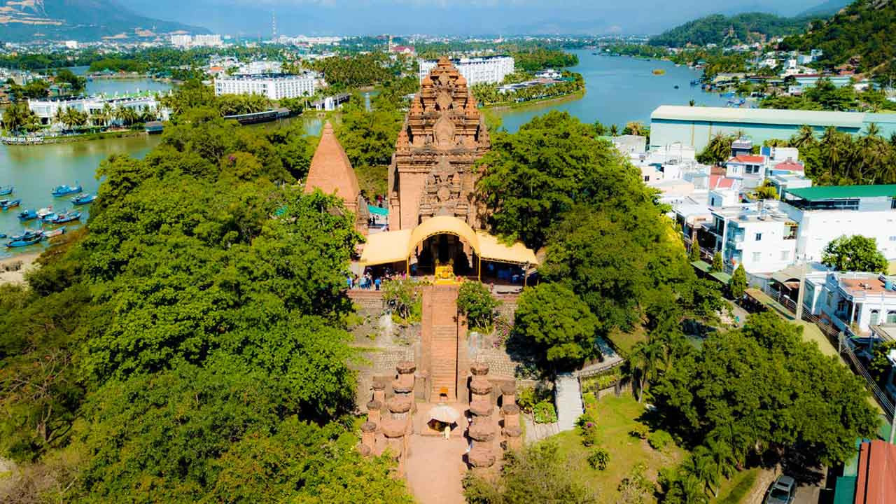 Tháp bà Ponagar nằm cạnh bên bờ sông Cái tạo nên một khung cảnh ấn tượng