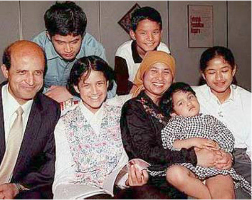 Sufiah ngồi giữa cha và mẹ, chụp ảnh cùng gia đình năm 1997, sau khi được tuyển vào đại học.