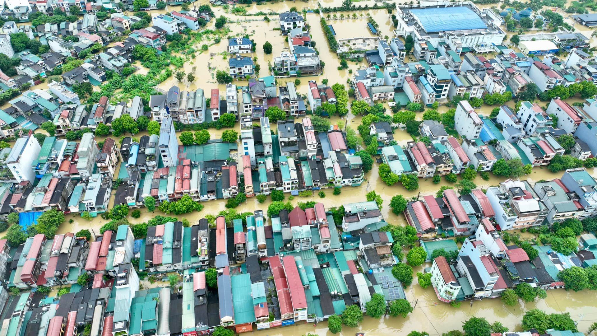 Người dân hoàn toàn bị cô lập vì không điện, không nước máy. Ảnh: Vũ Văn Khải