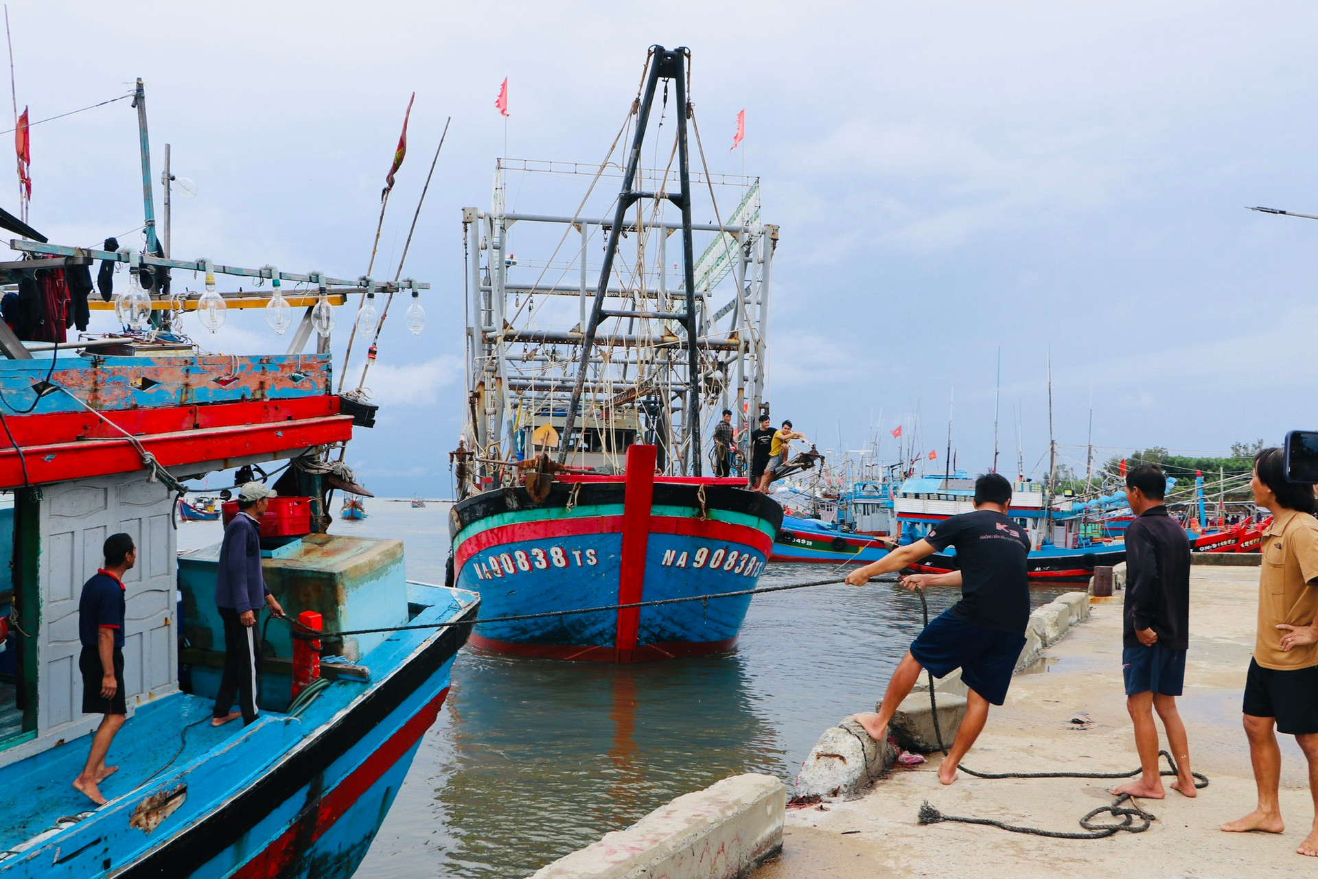 Nhiều địa phương miền Trung cấm biển, sẵn sàng lực lượng cứu hộ, cứu nạn- Ảnh 1. Nhiều địa phương miền Trung cấm biển, sẵn sàng lực lượng cứu hộ, cứu nạn- Ảnh 1.