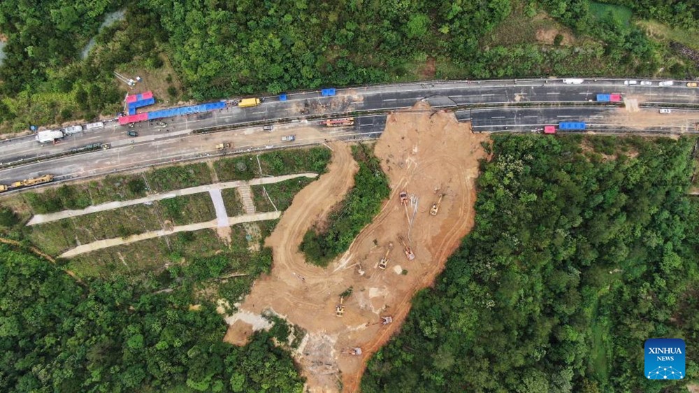 Lở đất nghiêm trọng vùi lấp đường cao tốc: Hơn 70 người thương vong, hàng loạt phương tiện nằm chồng chất dưới chân đồi, giao thông tê liệt - ảnh 1