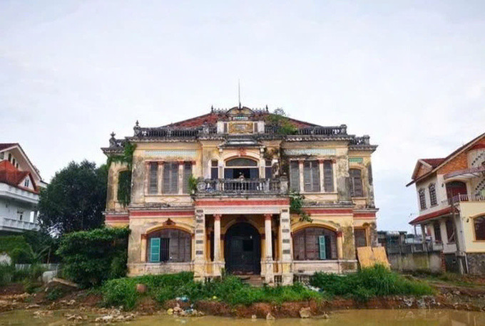 Biệt phủ ven sông
