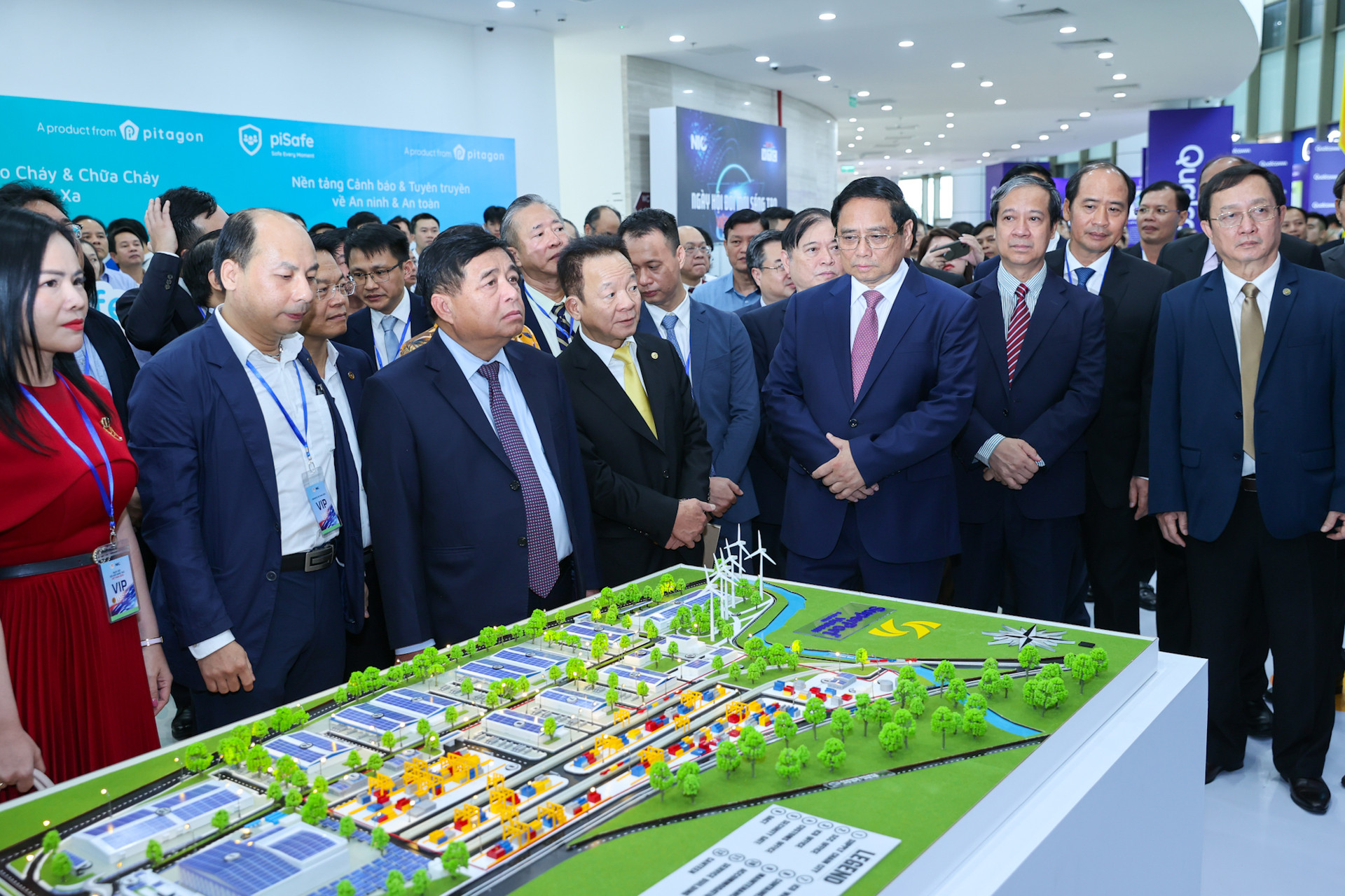 Thủ tướng: Đổi mới để bứt phá, vượt qua chính mình; sáng tạo để vươn xa, bay cao trong kỷ nguyên mới- Ảnh 8. Thủ tướng: Đổi mới để bứt phá, vượt qua chính mình; sáng tạo để vươn xa, bay cao trong kỷ nguyên mới- Ảnh 8.