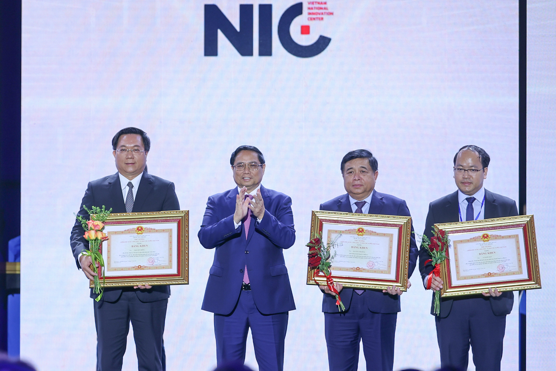 Thủ tướng: Đổi mới để bứt phá, vượt qua chính mình; sáng tạo để vươn xa, bay cao trong kỷ nguyên mới- Ảnh 4. Thủ tướng: Đổi mới để bứt phá, vượt qua chính mình; sáng tạo để vươn xa, bay cao trong kỷ nguyên mới- Ảnh 4.