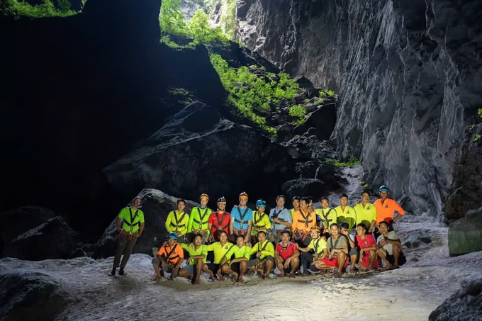 Đội porter chụp ảnh lưu niệm trong hang Sơn Đoòng (Ảnh: Oxalis Adventure)