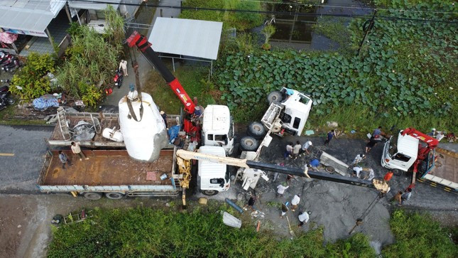 Xe trộn bê tông lật chắn ngang quốc lộ 63, ùn tắc nhiều giờ ảnh 1