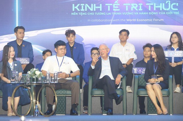 Nhà sáng lập kiêm Chủ tịch Diễn đàn kinh tế thế giới đối thoại với giới trẻ ảnh 1