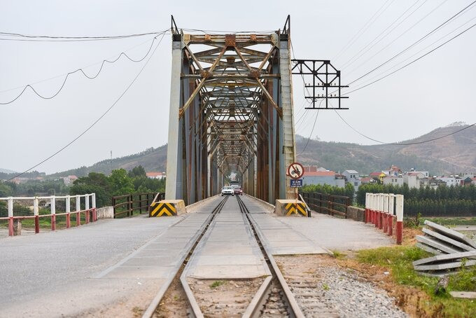 Cầu Cẩm Lý là cây cầu duy nhất trên cả nước cho phép tàu hỏa và ô tô di chuyển trên cùng một mặt cầu. Ảnh: Internet