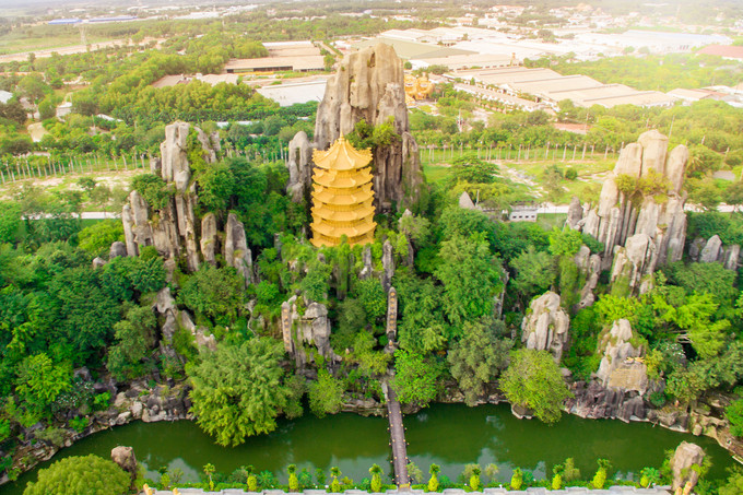 Vươn lên từ ngọn núi trung tâm Bảo Sơn là ngôi Bảo Tháp 9 tầng. Ảnh: Đại Nam Văn Hóa Du Lịch Thể Thao