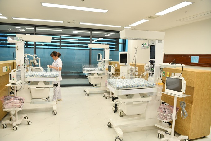 Trung tâm sơ sinh của Bệnh viện Nhi Hà Nội với nhiều lồng ấp được trang bị đầy đủ