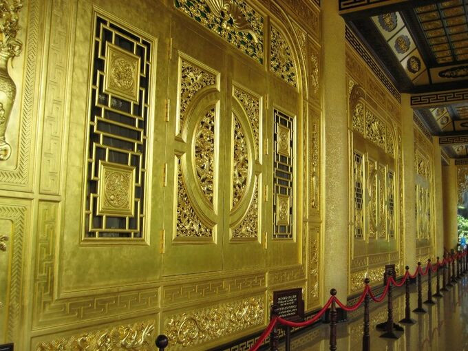 Một khung cửa được dát vàng. Ảnh: Đại Nam Văn Hóa Du Lịch Thể Thao