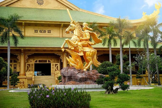 Các bức tượng tại đây đều được mạ vàng. Ảnh: Đại Nam Văn Hóa Du Lịch Thể Thao