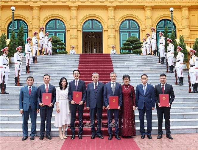 Tổng Bí thư, Chủ tịch nước trao quyết định bổ nhiệm Đại sứ Việt Nam tại Liên Hợp Quốc và các nước- Ảnh 1. Tổng Bí thư, Chủ tịch nước trao quyết định bổ nhiệm Đại sứ Việt Nam tại Liên Hợp Quốc và các nước- Ảnh 1.