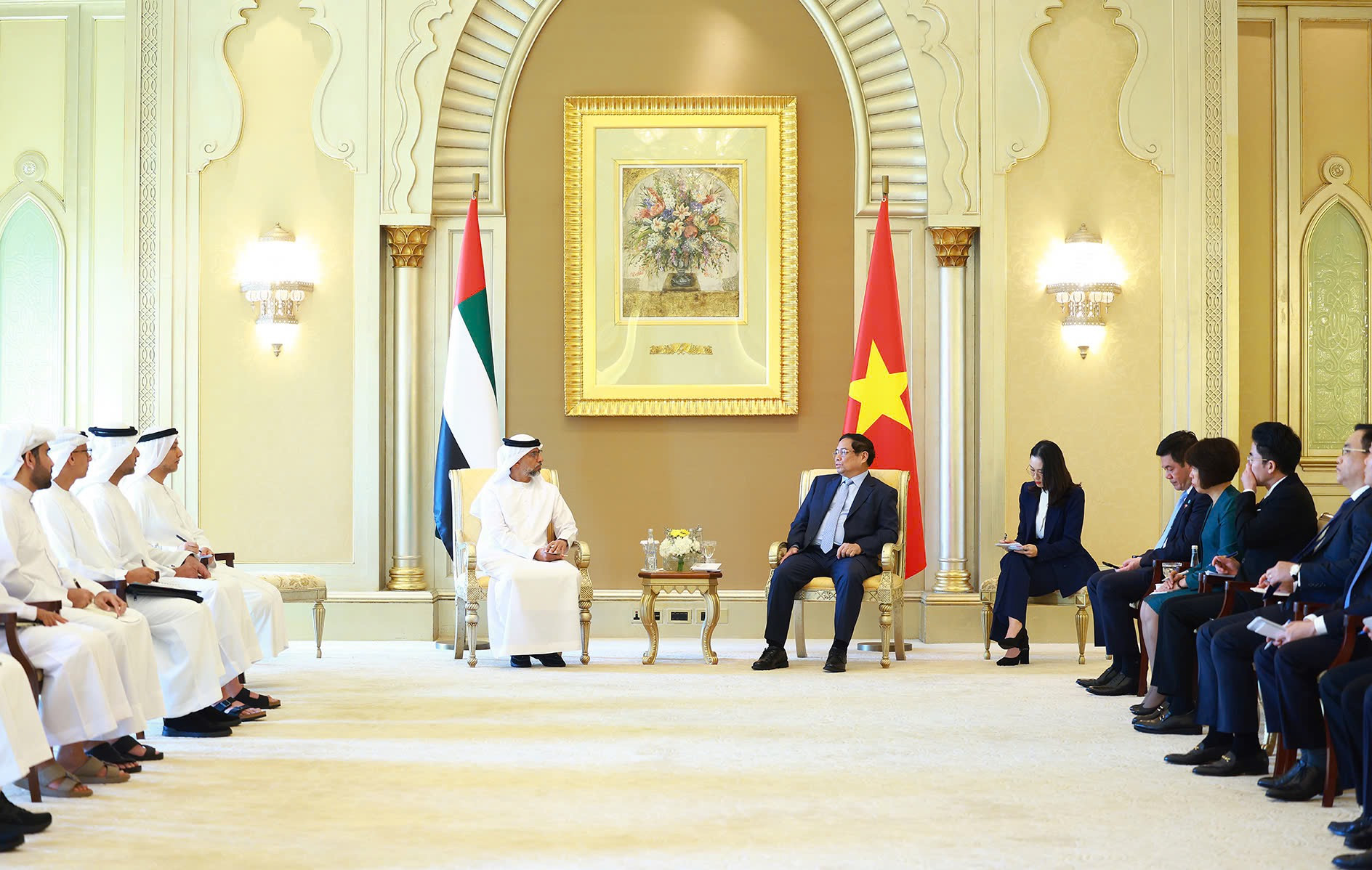 Thủ tướng tiếp lãnh đạo quỹ đầu tư 300 tỷ USD của Abu Dhabi- Ảnh 2. Thủ tướng tiếp lãnh đạo quỹ đầu tư 300 tỷ USD của Abu Dhabi- Ảnh 2.