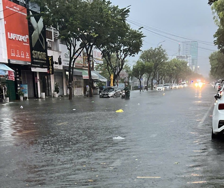 Đà Nẵng mưa lớn gây ngập, học sinh nghỉ học để bảo đảm an toàn- Ảnh 2. Đà Nẵng mưa lớn gây ngập, học sinh nghỉ học để bảo đảm an toàn- Ảnh 2.