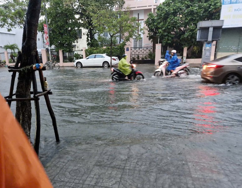 Đà Nẵng mưa lớn gây ngập, học sinh nghỉ học để bảo đảm an toàn- Ảnh 1. Đà Nẵng mưa lớn gây ngập, học sinh nghỉ học để bảo đảm an toàn- Ảnh 1.