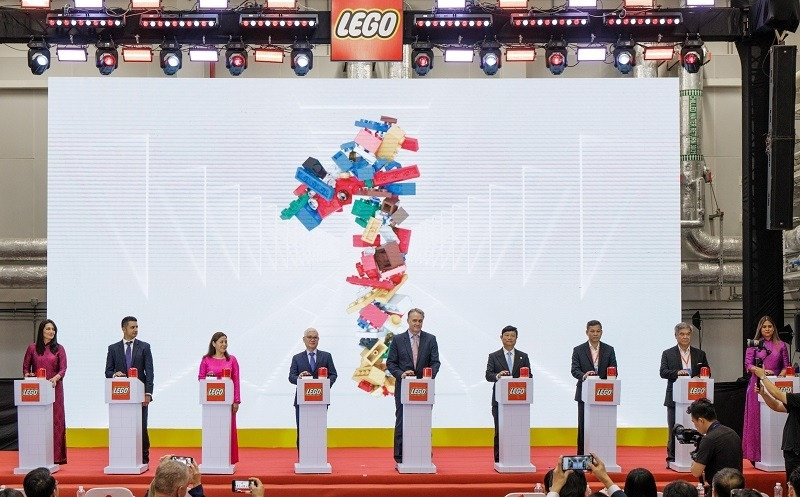 Lãnh đạo tỉnh Bình Dương và lãnh đạo Tập đoàn LEGO nhấn nút vận hành thử nhà máy sản xuất đồ chơi trẻ em LEGO. Ảnh: Báo Đầu tư