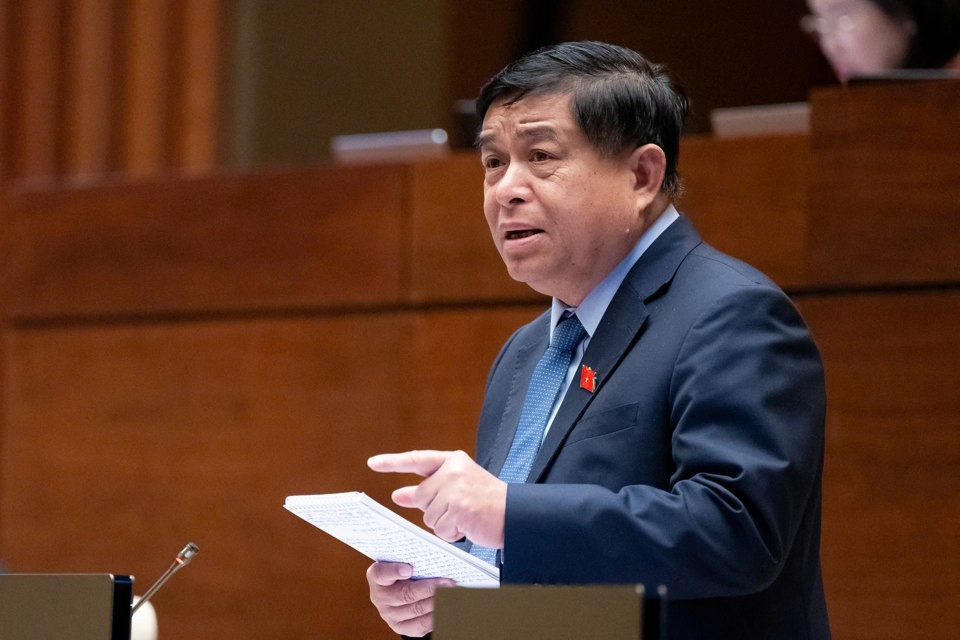 Bộ trưởng Bộ Kế hoạch & Đầu tư Nguyễn Chí Dũng phát biểu giải trình, làm rõ một số vấn đề đại biểu Quốc hội nêu. Ảnh: Quochoi.vn