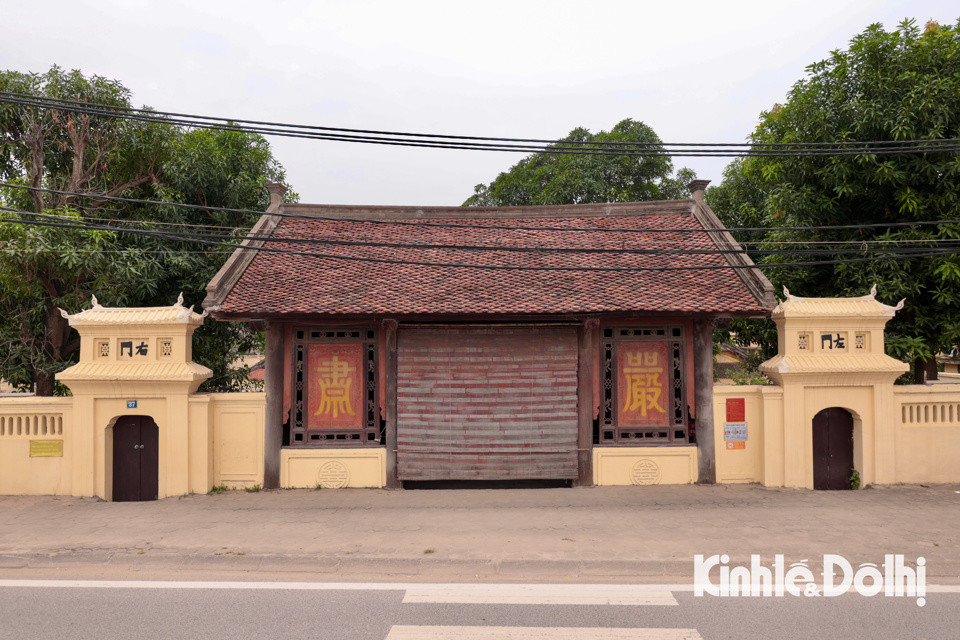 Ðông Ngạc là một trong những ngôi làng hiếm hoi có hệ thống công trình văn hóa cộng đồng phong phú, gồm: đình, đền, chùa, miếu, văn chỉ. Trong những kiến trúc đặc biệt ở làng Đông Ngạc phải kể đến đình Đông Ngạc hay còn gọi là đình Vẽ. Tiền thân của đình là một ngôi miếu cổ dựng từ thời nhà Đường sang đô hộ nước ta và đã được trùng tu nhiều lần qua các văn bia ghi vào các năm 1635, 1653, 1718, 1836, 1941…