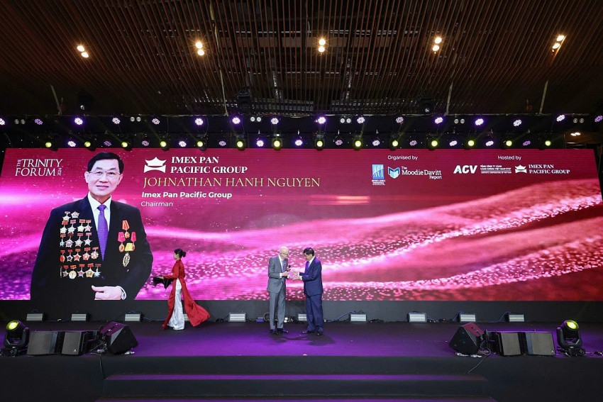 'Vua hàng hiệu' Johnathan Hạnh Nguyễn nhận giải thưởng 'thành tựu trọn đời' trong lĩnh vực hàng không'