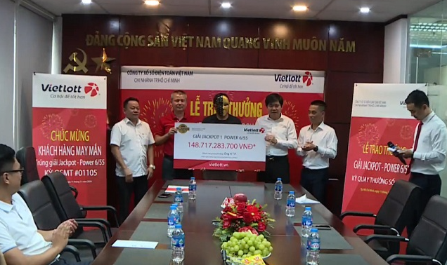 Chỉ bỏ ra 20.000 đồng mua vé số do máy chọn, người đàn ông ‘ẵm’ luôn giải độc đắc gần 149 tỷ đồng