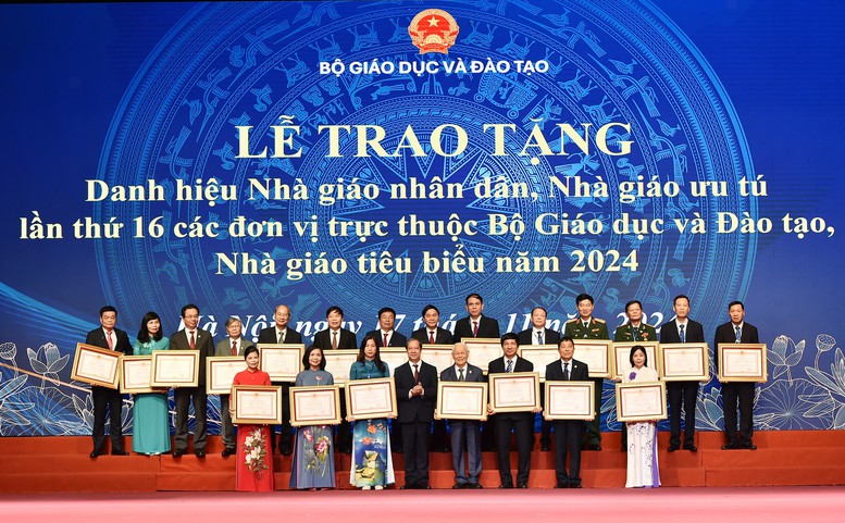 Tôn vinh các Nhà giáo Nhân dân, Nhà giáo Ưu tú và Nhà giáo tiêu biểu năm 2024- Ảnh 2. Tôn vinh các Nhà giáo Nhân dân, Nhà giáo Ưu tú và Nhà giáo tiêu biểu năm 2024- Ảnh 2.