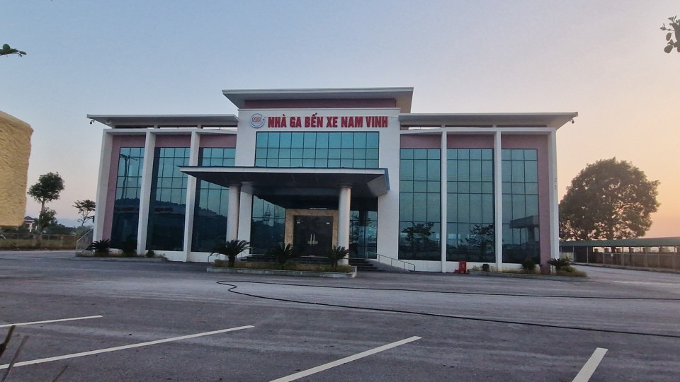 Hiện trạng nhà ga, bến bãi, tường rào...đã được hoàn thiện từ lâu nay nhưng bến xe này vẫn chưa thể đưa vào khai thác vì chưa hoàn thiện thủ tục đấu nối vào tuyến tránh quốc lộ 1A qua TP Vinh. 
