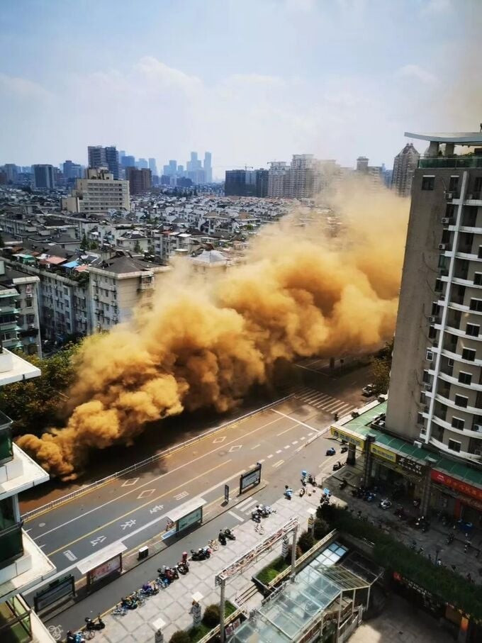 Sập đường tàu điện ngầm nghiêm trọng khiến đường sụt xuống lòng đất, hơn 30 tòa nhà rung lắc và nứt toác, toàn bộ cư dân phải sơ tán khẩn cấp - ảnh 3