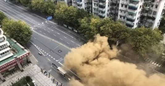 Sập đường tàu điện ngầm nghiêm trọng khiến đường sụt xuống lòng đất, hơn 30 tòa nhà rung lắc và nứt toác, toàn bộ cư dân phải sơ tán khẩn cấp - ảnh 1
