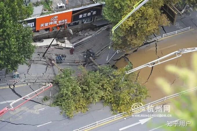 Sập đường tàu điện ngầm nghiêm trọng khiến đường sụt xuống lòng đất, hơn 30 tòa nhà rung lắc và nứt toác, toàn bộ cư dân phải sơ tán khẩn cấp - ảnh 2