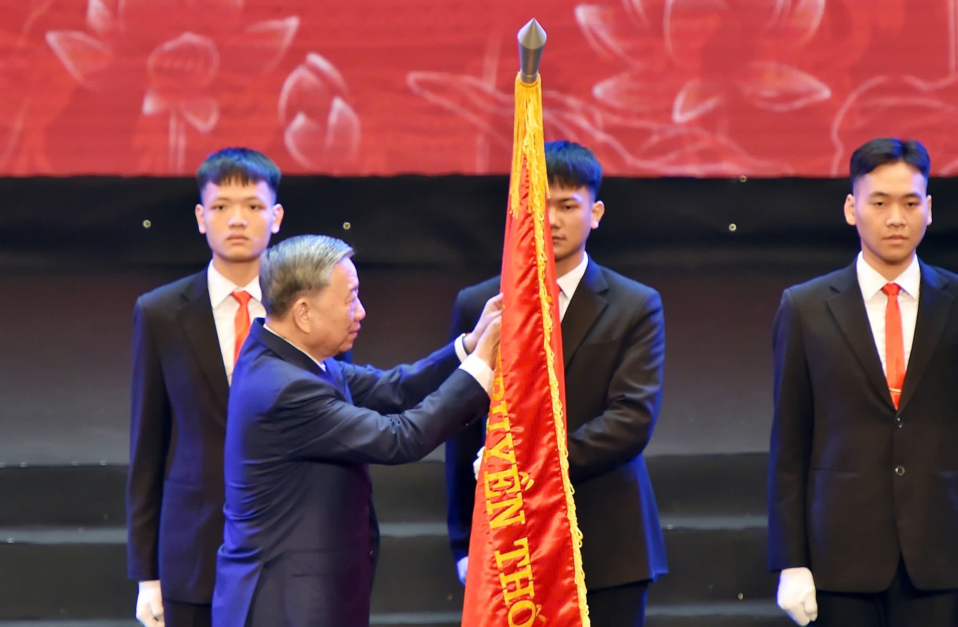 Tổng Bí thư Tô Lâm gợi mở 3 vấn đề đối với ngành giáo dục và đào tạo- Ảnh 2. Tổng Bí thư Tô Lâm gợi mở 3 vấn đề đối với ngành giáo dục và đào tạo- Ảnh 2.