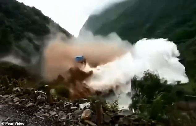 Lở núi kinh hoàng khiến 20.000m3 đất đá đổ sập xuống đường, đập thủy điện bị cuốn phăng trong nháy mắt: Hiện trường bị phong tỏa, huy động lực lượng chức năng - ảnh 3