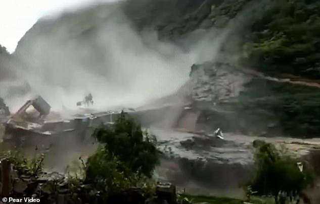 Lở núi kinh hoàng khiến 20.000m3 đất đá đổ sập xuống đường, đập thủy điện bị cuốn phăng trong nháy mắt: Hiện trường bị phong tỏa, huy động lực lượng chức năng - ảnh 4
