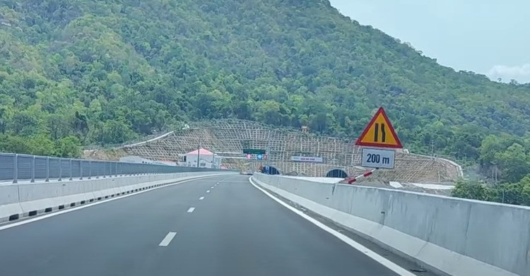 Hầm xuyên núi dài nhất cao tốc Bắc – Nam: 1.500 nhân lực thi công 900 ngày đêm, sử dụng công nghệ đào hầm hiện đại bậc nhất thế giới