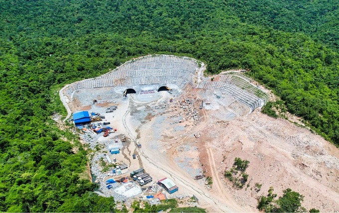 Hầm xuyên núi dài nhất cao tốc Bắc – Nam: 1.500 nhân lực thi công 900 ngày đêm, sử dụng công nghệ đào hầm hiện đại bậc nhất thế giới