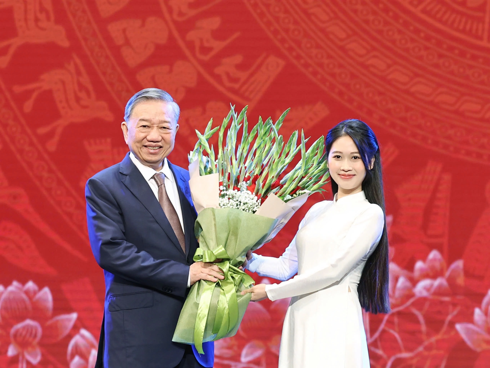 Nữ sinh ‘5 tốt’ đoạt 3 giải nhất nghiên cứu khoa học, vinh dự được tặng hoa Tổng Bí thư Tô Lâm - ảnh 1