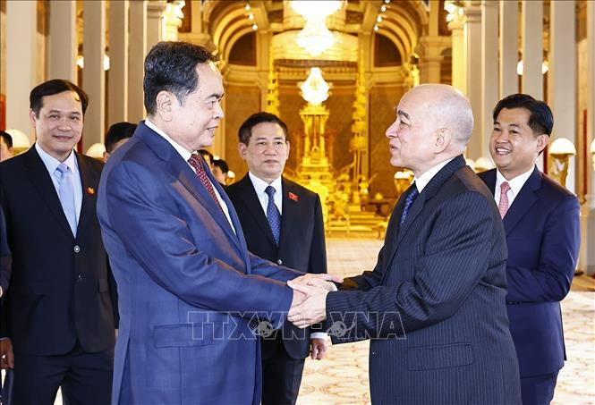 Chủ tịch Quốc hội Trần Thanh Mẫn yết kiến Quốc vương Campuchia Norodom Sihamoni- Ảnh 1. Chủ tịch Quốc hội Trần Thanh Mẫn yết kiến Quốc vương Campuchia Norodom Sihamoni- Ảnh 1.