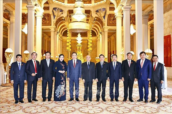 Chủ tịch Quốc hội Trần Thanh Mẫn yết kiến Quốc vương Campuchia Norodom Sihamoni- Ảnh 3. Chủ tịch Quốc hội Trần Thanh Mẫn yết kiến Quốc vương Campuchia Norodom Sihamoni- Ảnh 3.