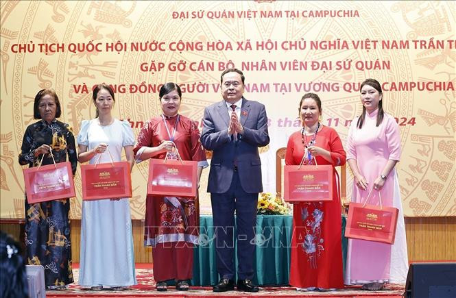 Chủ tịch Quốc hội Trần Thanh Mẫn gặp gỡ cộng đồng người Việt Nam tại Campuchia- Ảnh 3. Chủ tịch Quốc hội Trần Thanh Mẫn gặp gỡ cộng đồng người Việt Nam tại Campuchia- Ảnh 3.
