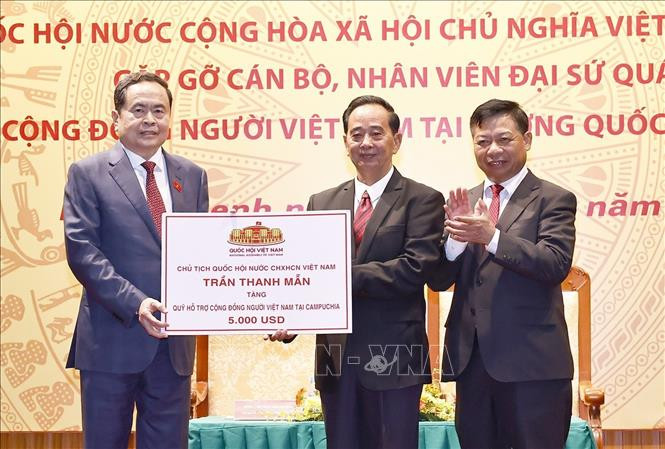 Chủ tịch Quốc hội Trần Thanh Mẫn gặp gỡ cộng đồng người Việt Nam tại Campuchia- Ảnh 2. Chủ tịch Quốc hội Trần Thanh Mẫn gặp gỡ cộng đồng người Việt Nam tại Campuchia- Ảnh 2.