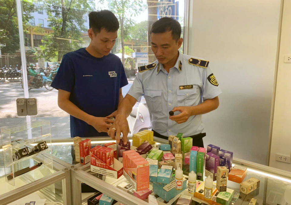 Quản lý thị trường Hà Nội bắt giữ thuốc lá điện tử nhập lậu trên địa bàn quận Hoàn Kiếm. Ảnh: Hoài Nam