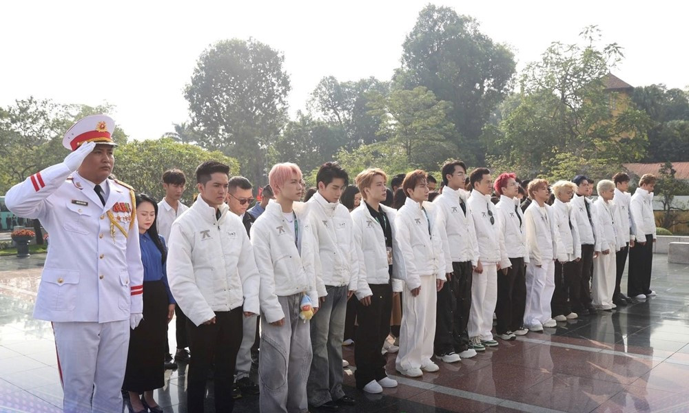 Các nghệ sĩ 'Anh trai say hi' trang nghiêm xếp hàng viếng Lăng Bác - ảnh 1