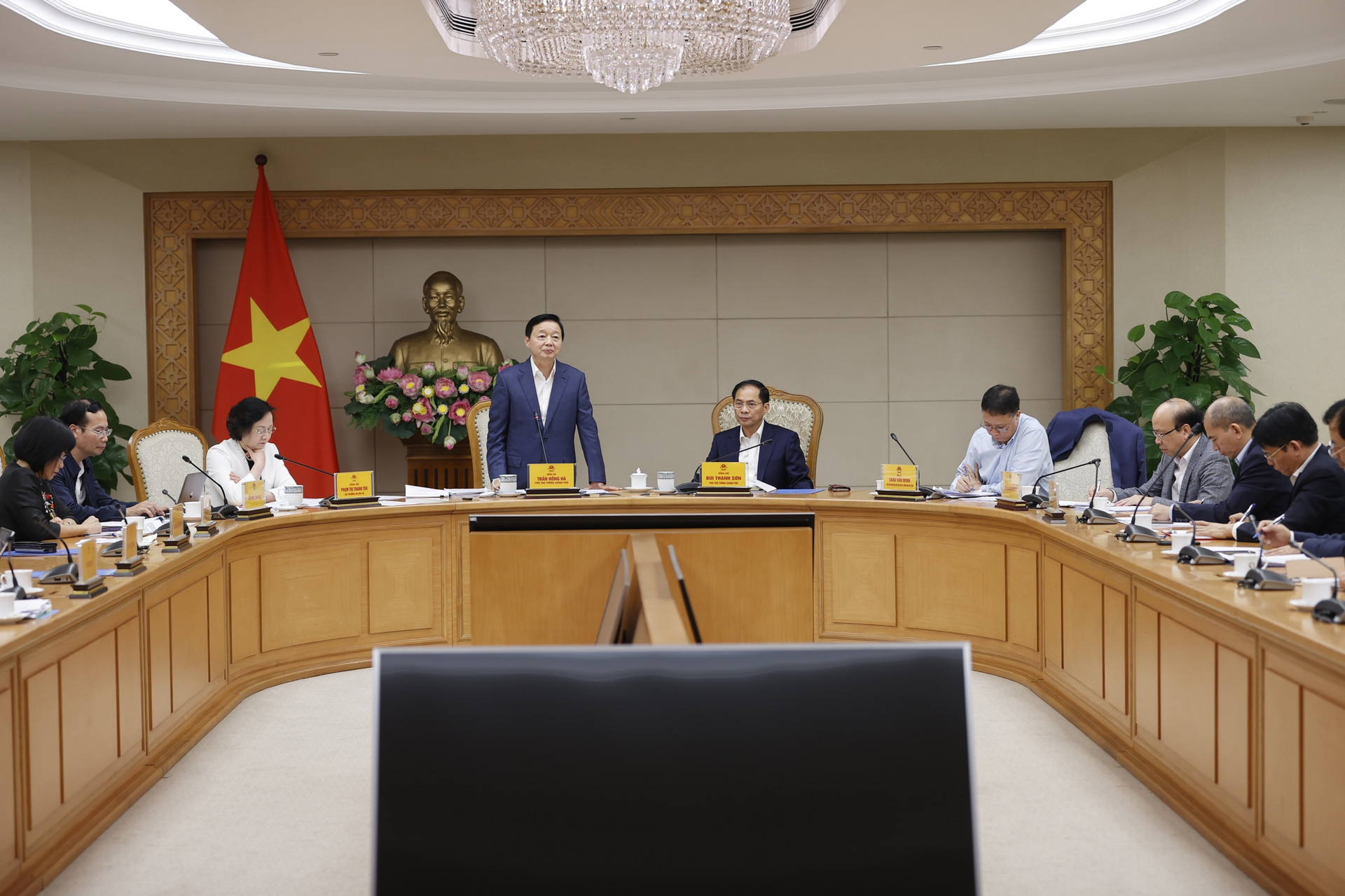 Phó Thủ tướng Trần Hồng Hà và Phó Thủ tướng Bùi Thanh Sơn làm việc về sắp xếp tổ chức, bộ máy 2 viện hàn lâm khoa học- Ảnh 1.