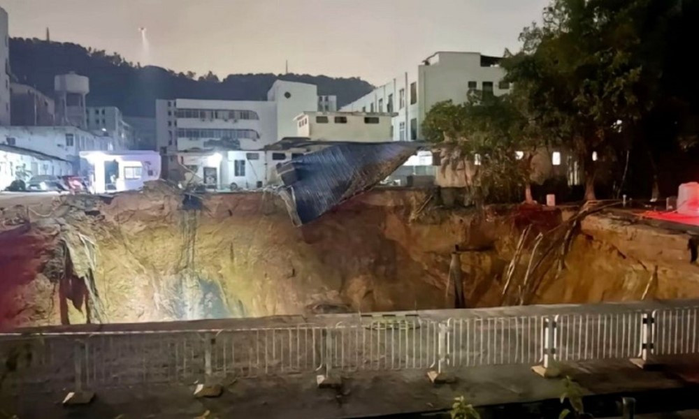 Hố sụt xuất hiện tại công trường xây dựng khiến 13 công nhân mất tích: Phong tỏa tạm thời các tuyến đường xung quanh, điều động lực lượng cứu hộ, cảnh sát tìm kiếm các nạn nhân - ảnh 1