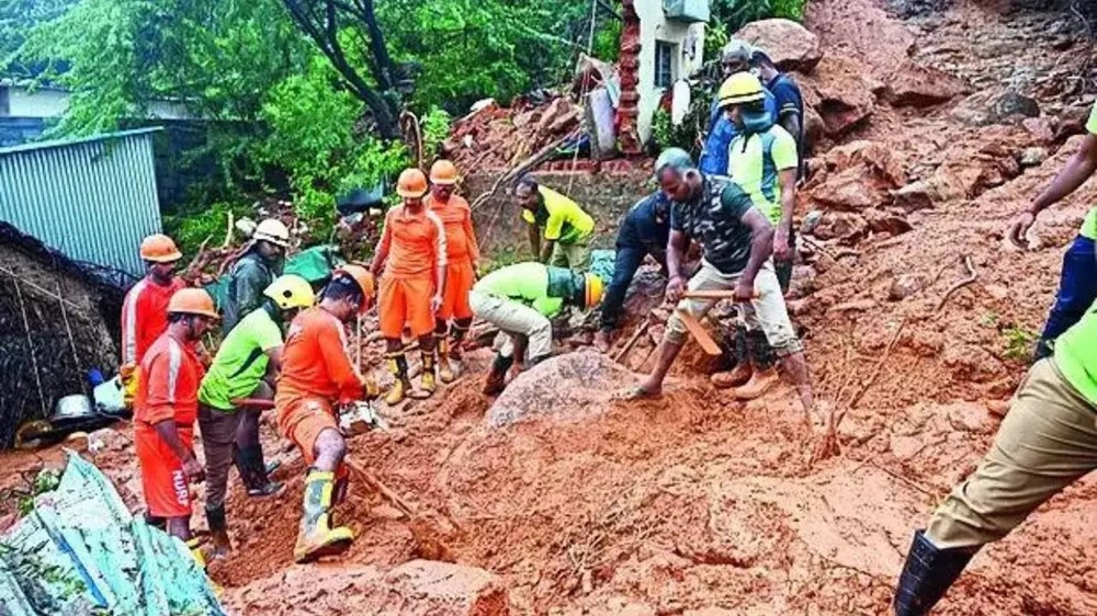 Lở đất nghiêm trọng nhấn chìm một ngôi nhà khiến 7 người thiệt mạng, trong đó có 5 trẻ em: Điều động khẩn cấp gần 40 lính cứu hộ đến hiện trường để tìm kiếm các nạn nhân - ảnh 2