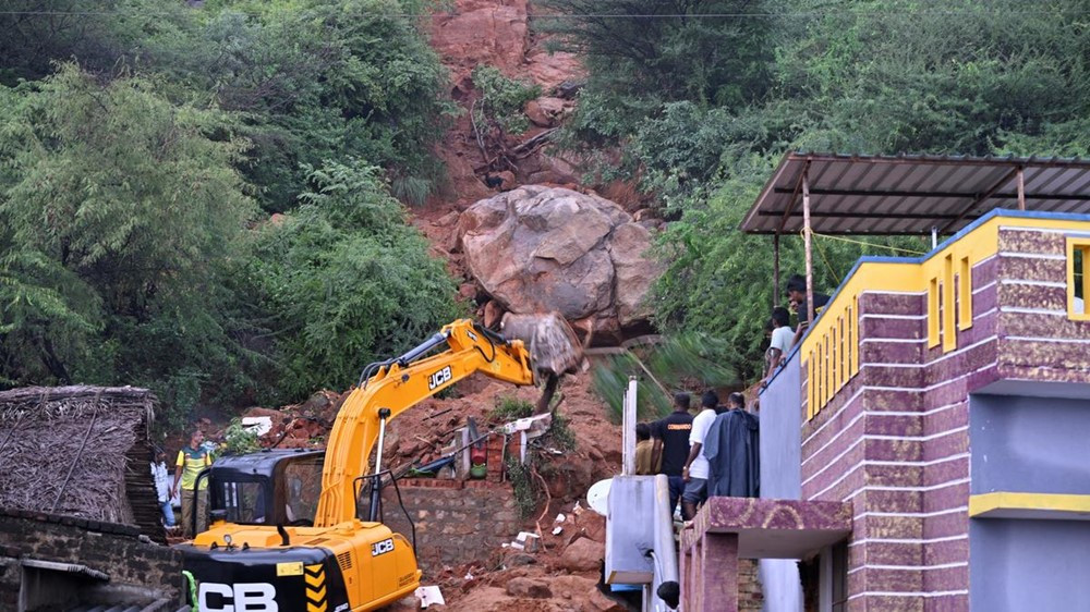 Lở đất nghiêm trọng nhấn chìm một ngôi nhà khiến 7 người thiệt mạng, trong đó có 5 trẻ em: Điều động khẩn cấp gần 40 lính cứu hộ đến hiện trường để tìm kiếm các nạn nhân - ảnh 1