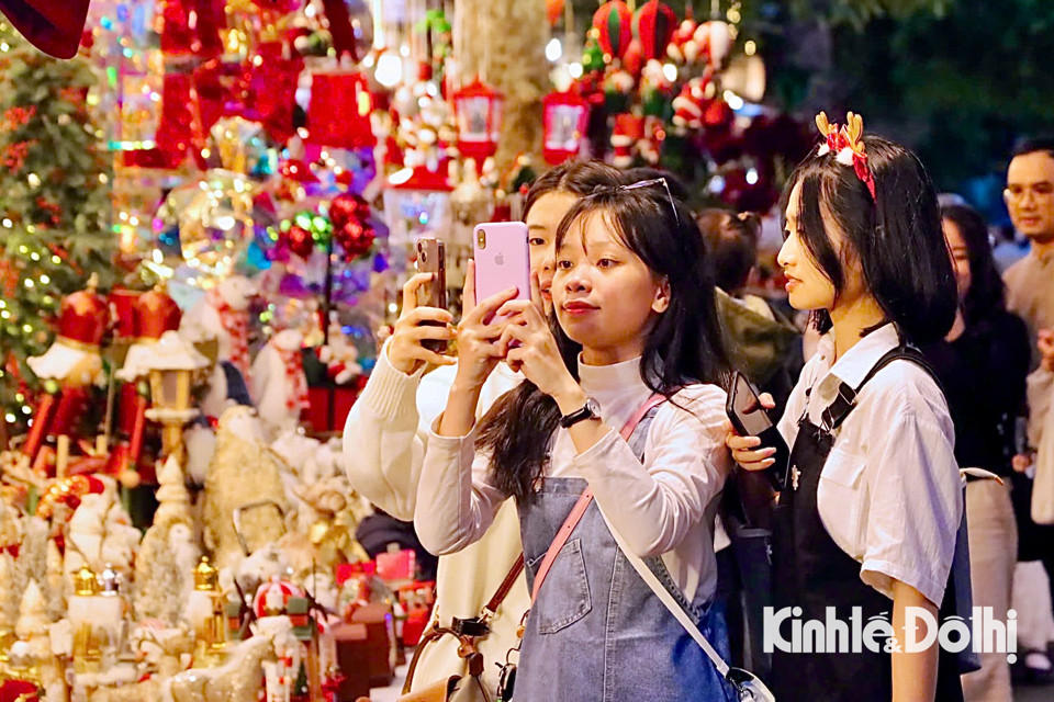 Giới trẻ đổ xô check-in Giáng sinh trên phố Hàng Mã - Ảnh 10
