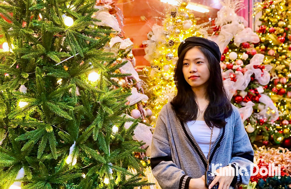 Giới trẻ đổ xô check-in Giáng sinh trên phố Hàng Mã - Ảnh 2